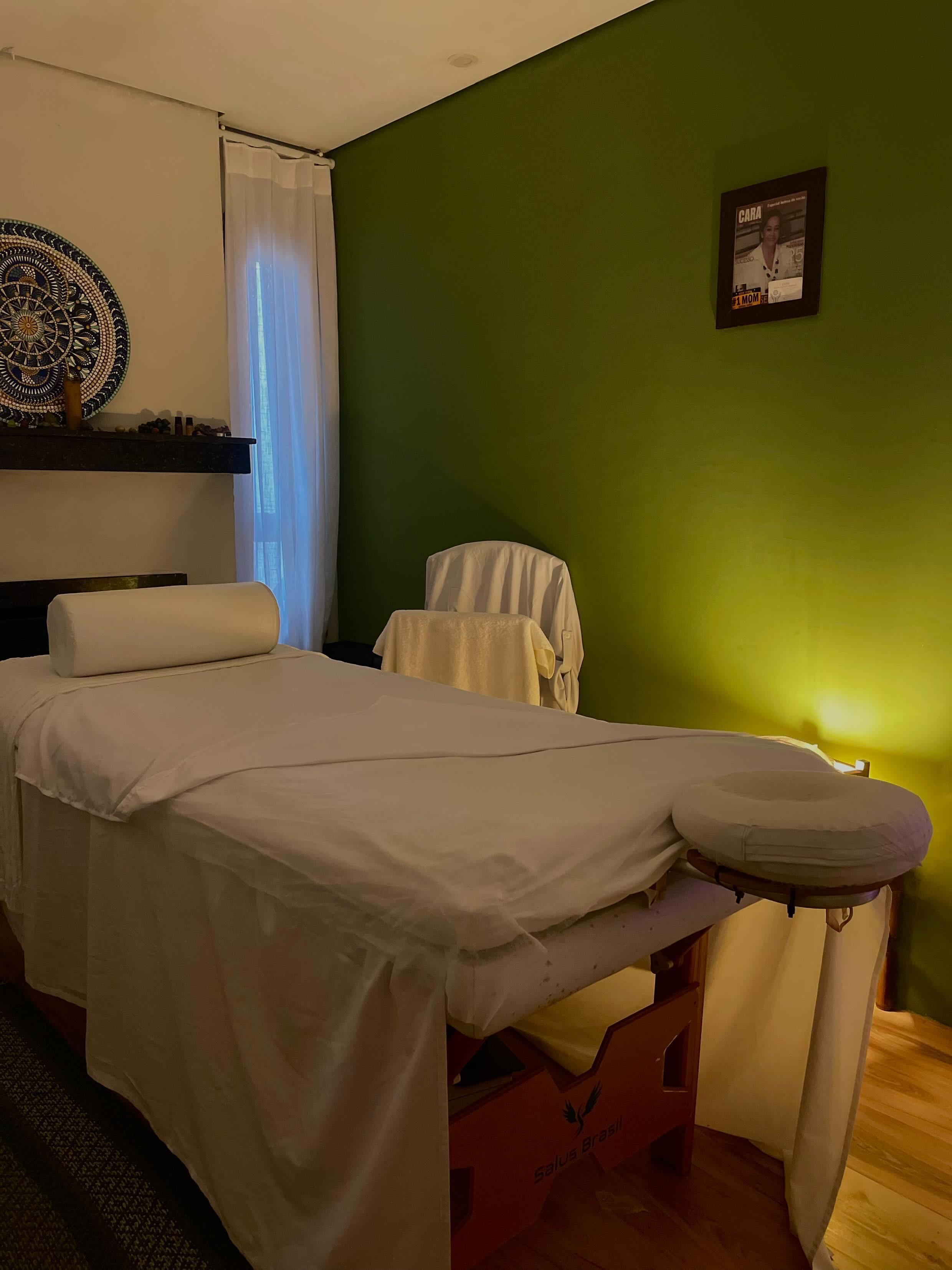 Sala de atendimento da AP Oasis preparada para massagem